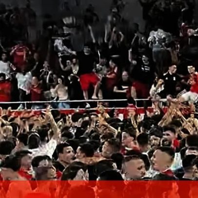 Adeptos do Benfica celebram bicampeonato de futsal na quadra