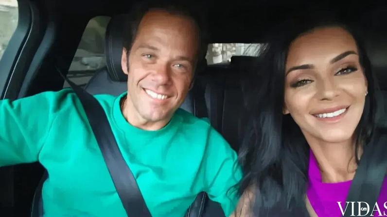 Luíza Abreu assiste à corrida de João Moura Caetano longe da família do namorado