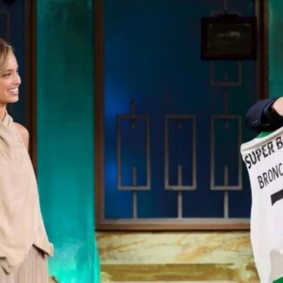 Margarida Corceiro mostra camisola do Sporting a apresentador