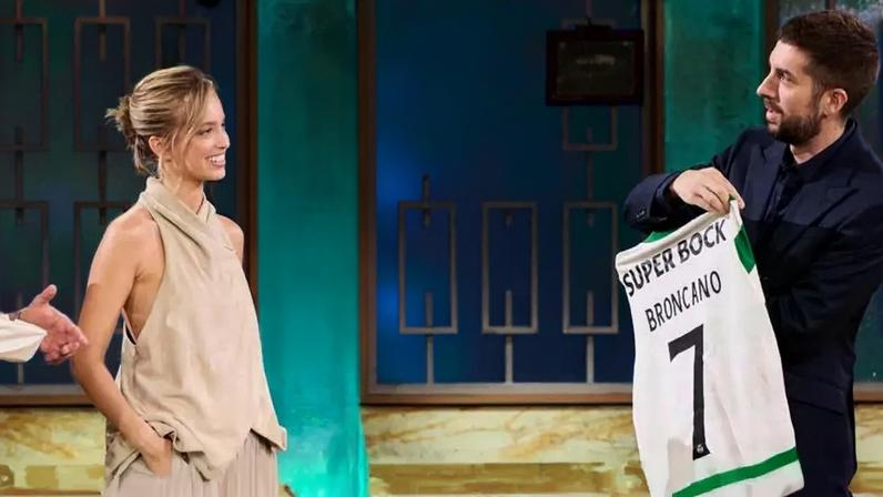 Margarida Corceiro mostra camisola do Sporting a apresentador