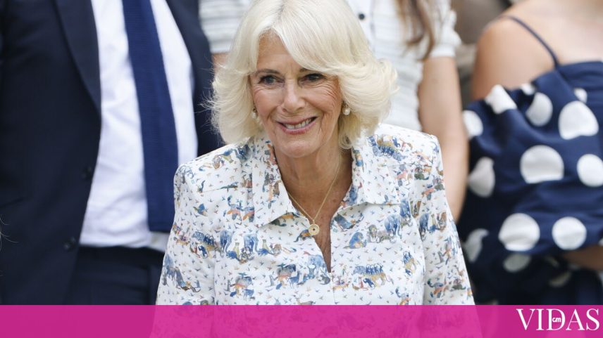 Camila Parker Bowles é fotografada a comer durante evento público