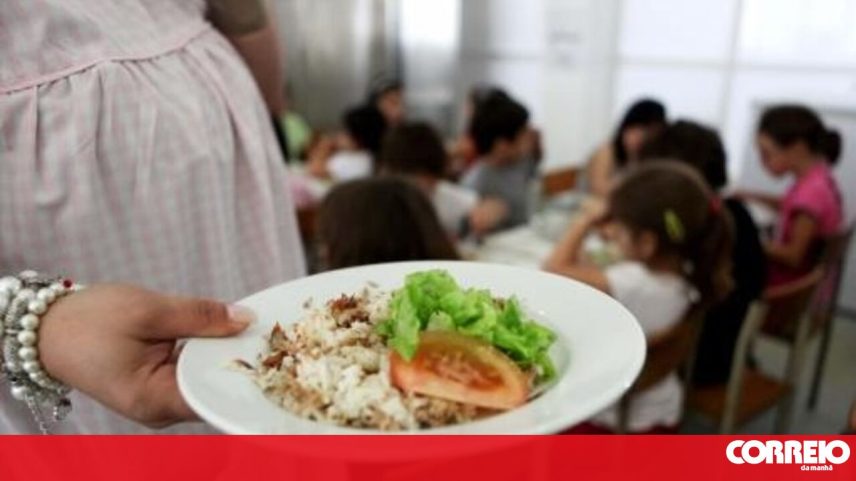 Liderança PSD/CDS-PP/IL na Câmara de Lisboa quer eliminar o desconto de 50% nas refeições a alunos não abrangidos por ação social com críticas da oposição que defende a gratuitidade universal