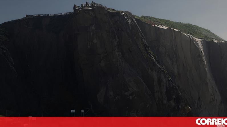Ladrão em fuga da GNR sobrevive a queda de 100 metros numa falésia em Santa Cruz