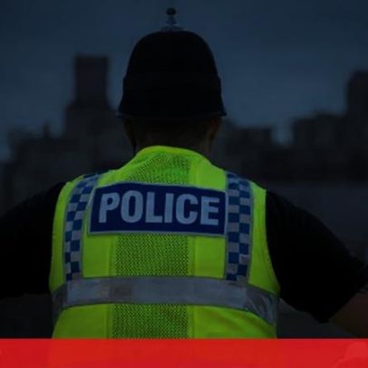 Aluna de 14 anos fere dois colegas e professor numa escola de Manchester