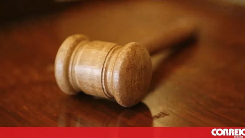 Falsos agentes da Polícia Judiciária assaltam casas