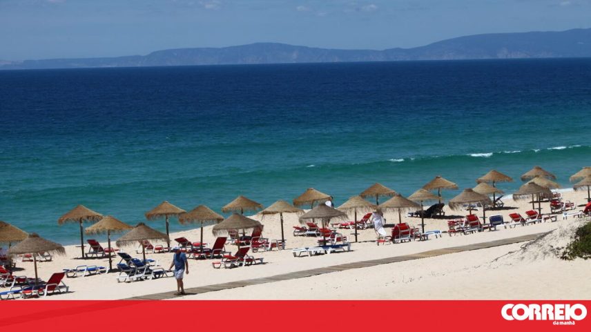 Zona de espreguiçadeiras e chapéus-de-sol no areal da Praia do Pego, no Carvalhal, Comporta.