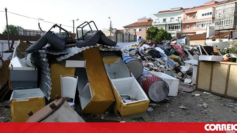 Lixo e entulho acumulados em área urbana na Amadora; autarquia apela à denúncia