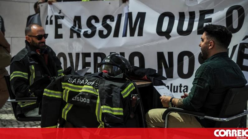Bombeiros protestam em Lisboa com disfarces de palhaço após cancelamento de reunião com o governo