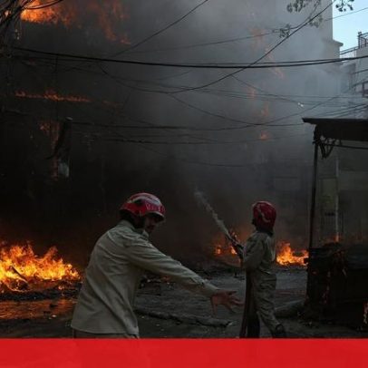 Incêndio num prédio na Índia faz pelo menos 18 mortos e vários feridos