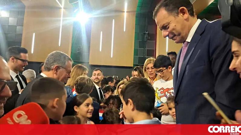 "Cada palavra em português é um abraço aos vossos avós": Seguro e Montenegro visitam crianças portuguesas no Luxemburgo
