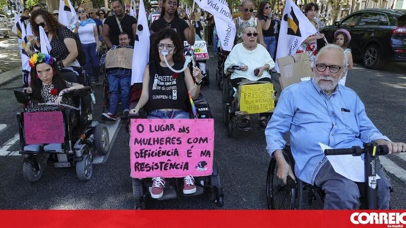 Pessoas com deficiência marcham em Lisboa pelo direito à assistência pessoal