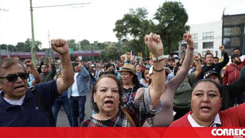 Manifestantes rompem bloqueio e chegam às portas do Estádio da Cidade do México