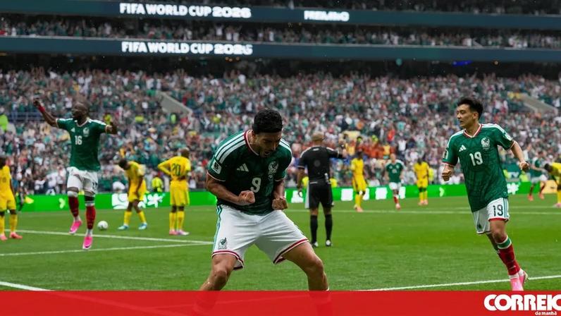Raúl Jiménez celebra após marcar golo no jogo inaugural do Mundial2026