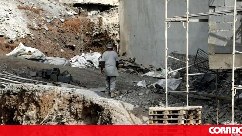 As obras em curso na Cidade da Praia na Ilha de Santiago apresentam um número significativo de imigrantes integrados no setor da construção civil