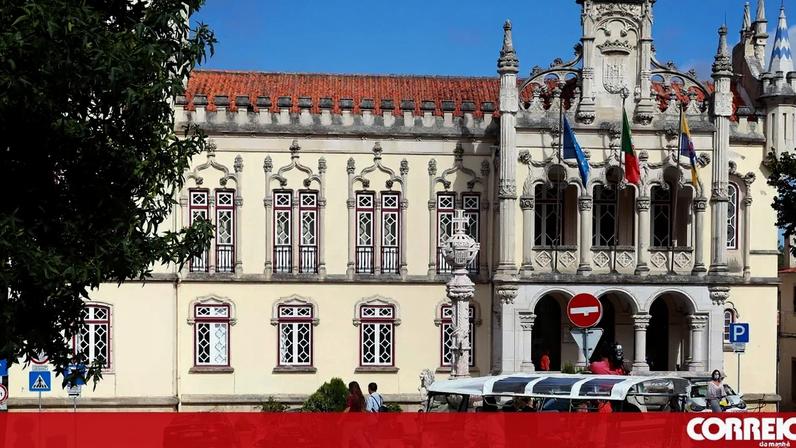Sintra retira outdoors de campanha que não estão em uso