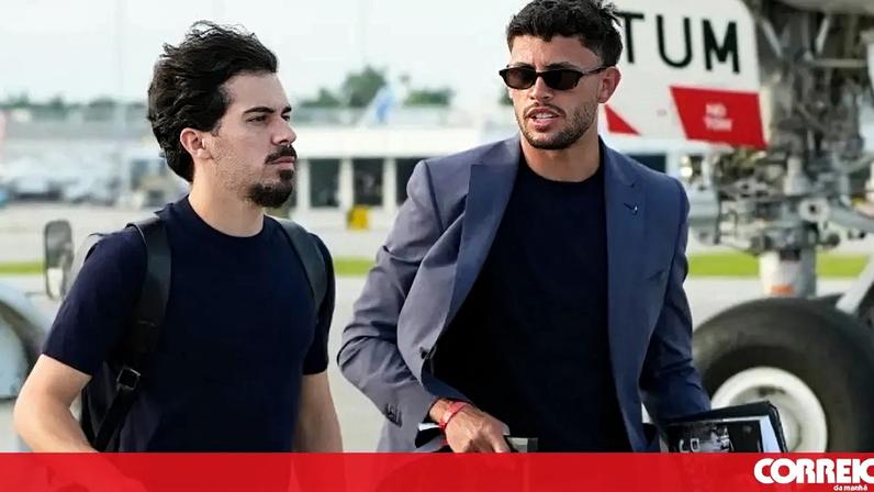 Matheus Nunes foi fotografado à chegada da Seleção aos Estados Unidos, este sábado, com o livro "Diogo Jota — Nunca Mais É Muito Tempo"