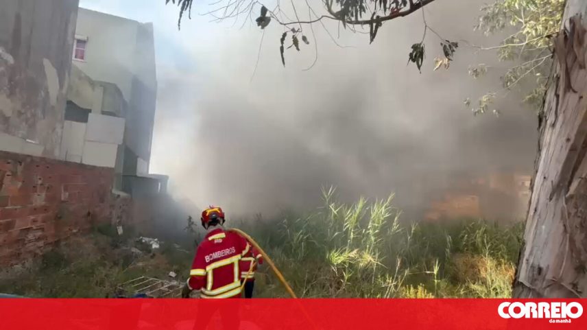 Incêndio no bairro das Galinheiras, em Lisboa, leva moradores a abandonar casas