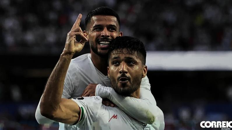 Iraniano Mohammad Mohebbicomemora após marcar o segundo golo da equipa