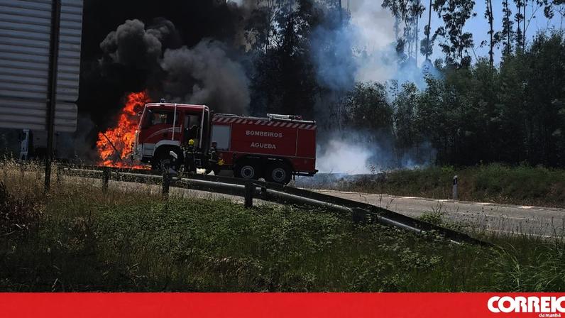 Reboque de camião destruído pelas chamas em Águeda