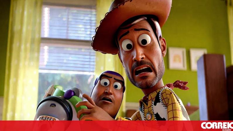 O Xerife Woddy (Tom Hanks) e Buzz Lightyear (Tim Allen) conduzem a ação