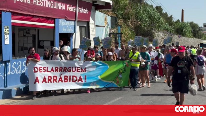 Protesto contra restrições de acesso às praias da Arrábida