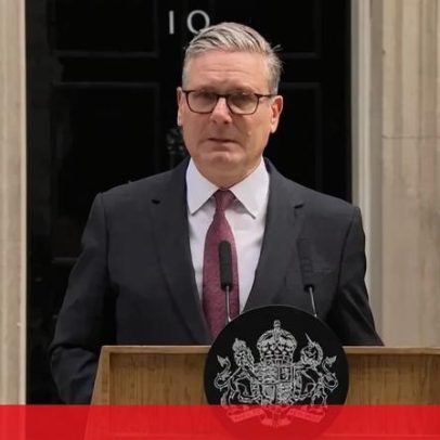 Keir Starmer mantém funções até surgir um sucessor