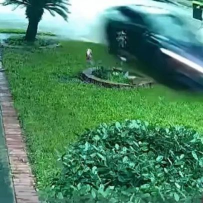 Família processa Tesla após carro colidir com casa e matar mulher de 76 anos