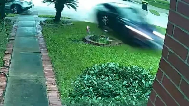 Família processa Tesla após carro colidir com casa e matar mulher de 76 anos