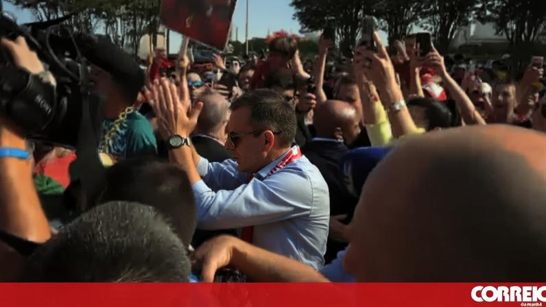 Luís Montenegro festeja com adeptos da Seleção Nacional no Texas horas antes do jogo entre Portugal e Uzbequistão