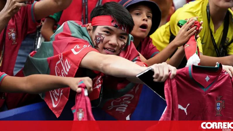 Adeptos pedem autógrafos a jogadores da seleção portuguesa