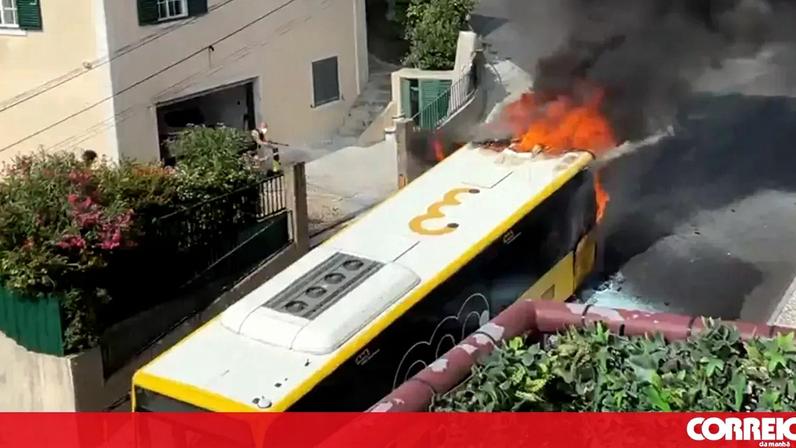 Autocarro da Carris pega fogo em Odivelas