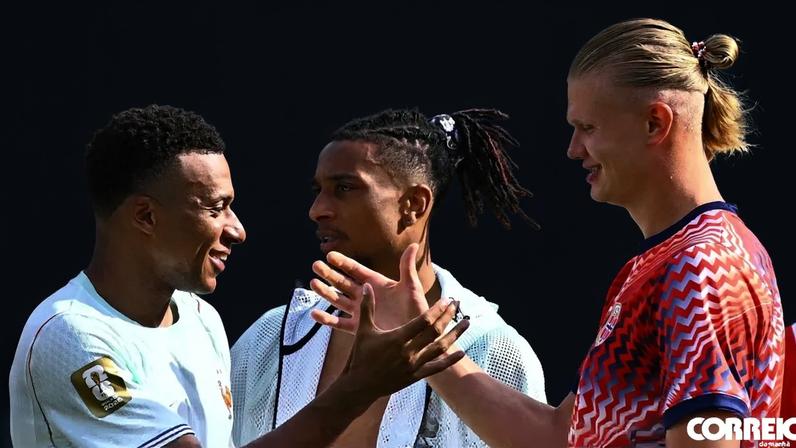 Masculino, Campeonato do Mundo de 2026, Noruega x França, Fase de Grupos, Grupo I, 3.ª jornada, Boston Stadium, em Foxborough. Kylian Mbappé (França, à esquerda) e Erling Haaland (Noruega) conversam após o jogo