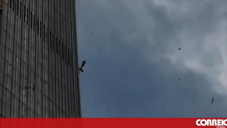 Morre piloto do avião que atingiu arranha-céu mais alto de Pequim; 13 feridos