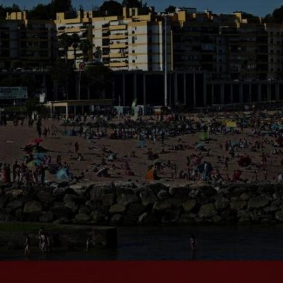 Poluição impede acesso à Praia de Santo Amaro de Oeiras