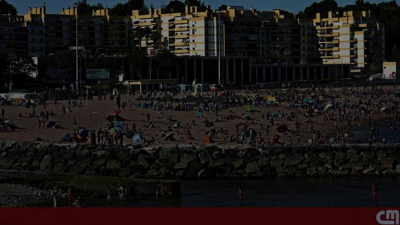 Poluição impede acesso à Praia de Santo Amaro de Oeiras