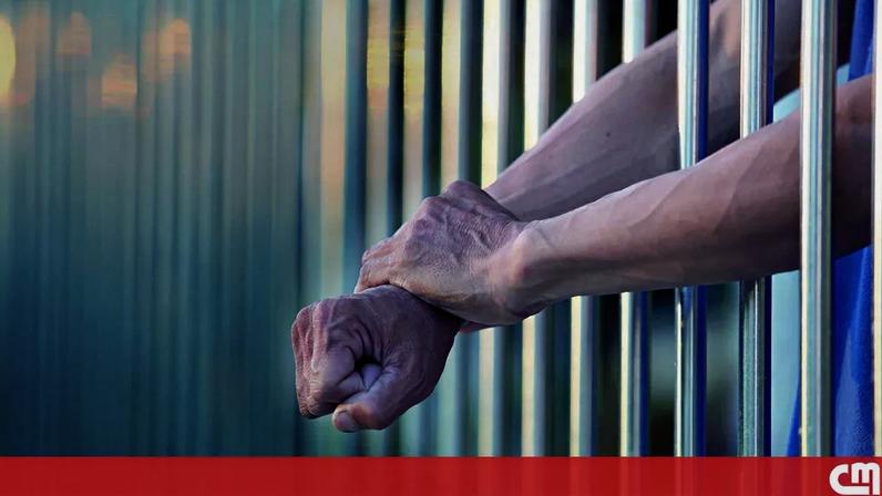 Homem furta carros e comete assaltos à mão armada durante saída precária