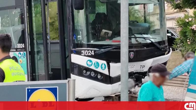 Um morto e dois feridos em colisão entre autocarro e carro em Cascais