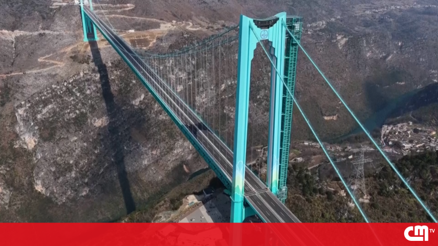 Ponte do Grande Canhão de Huajiang, a mais alta do mundo, na China.