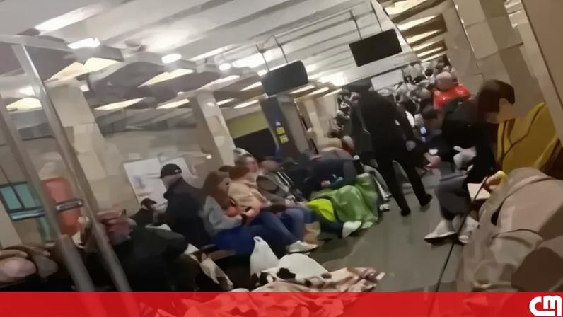 Centenas de moradores em Kiev refugiam-se no metro durante ataque russo