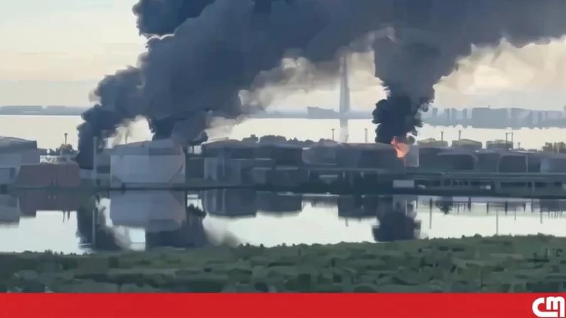 Ataque ucraniano a terminal petrolífero na Rússia provoca grande nuvem de fumo