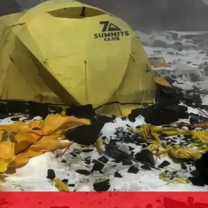 Lixo e tendas abandonadas no último acampamento antes do cume do Everest