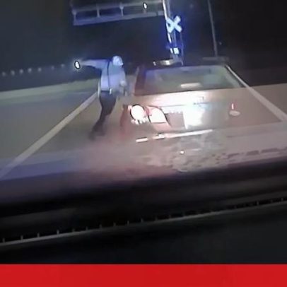 Policial escapa a carro desgovernado durante operação de trânsito nos EUA