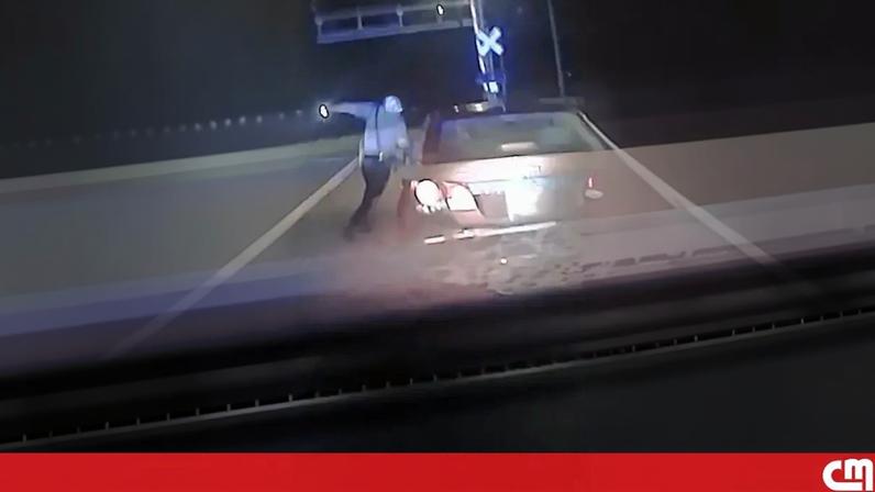 O momento em que agente da polícia escapa por um triz a carro desgovernado durante operação de trânsito nos EUA