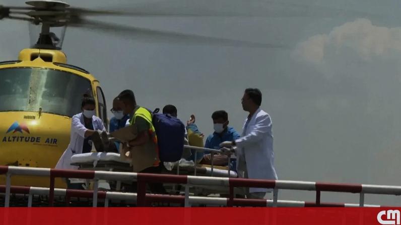 Guia de escalada desaparecido há uma semana é encontrado a rastejar no Evereste