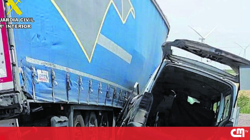 Bebé de 4 meses, rapariga de 17 anos e homem de 47 perderam a vida em colisão contra camião quando iam visitar familiares. Motorista ficou em choque e diz que ainda tentou desviar-se da carrinha.