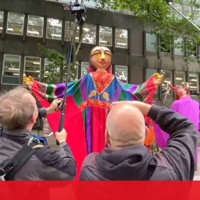 Marionetas gigantes desfilam pelas ruas de Londres em protesto climático