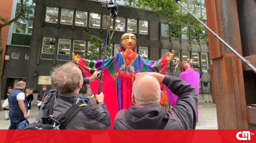 Marionetas gigantes desfilam pelas ruas de Londres em protesto climático