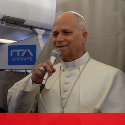 Papa Leão XIV agradece jornalistas a bordo do voo para Madrid