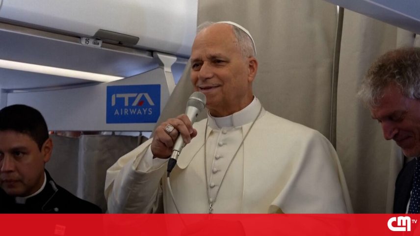 Papa Leão XIV agradece jornalistas a bordo do voo para Madrid