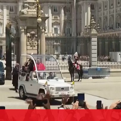 Papa Leão XIV percorre ruas de Madrid no papamóvel